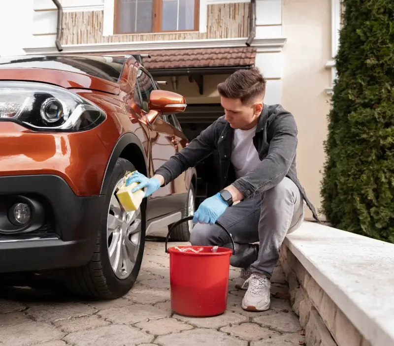 Lavage auto à domicile La Neuville-Roy : professionnel intervenant sur un véhicule